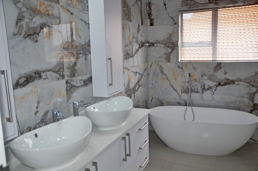 4 Bedroom Property for Sale in Monte Christo Western Cape